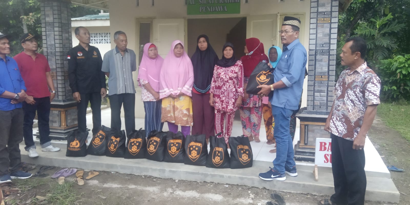 Terima Paket SembakoÂ  Kabareskrim, Puluhan Ibu-IbuÂ  Galang Merasa Terharu