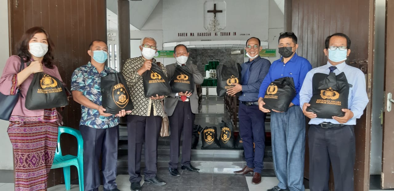 Minggu Kasih, Forkom Warkop Polda Sumut Salurkan Bantuan Kabareskrim Ke Pengurus Gereja GKPS Resort Teladan