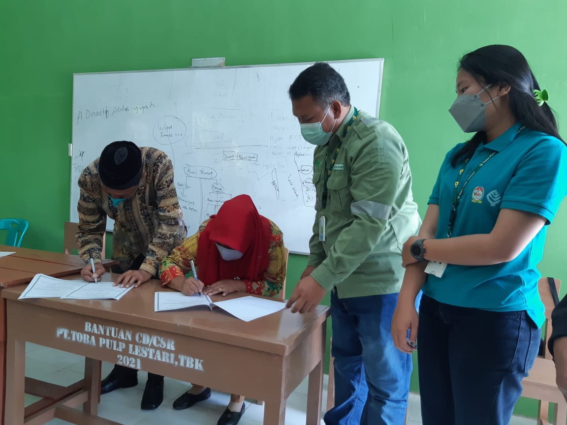 Dukung Pendidikan PT Toba Pulp Lestari, Tbk Salurkan Bantuan 30 Set Mobiler ke MTsN di Desa Lumban Gurning , Toba Samosir