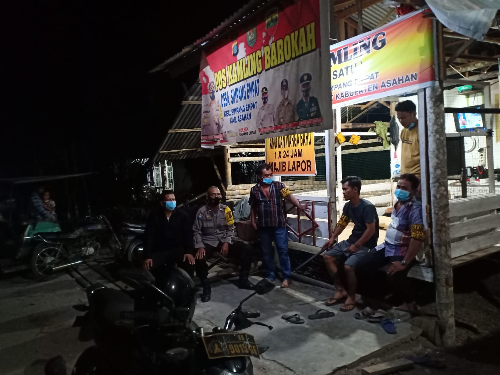 Kunjungi Poskamling Barokah, Polsek Simpang Empat Motivasi Warga Tingkatkan Kamtibmas