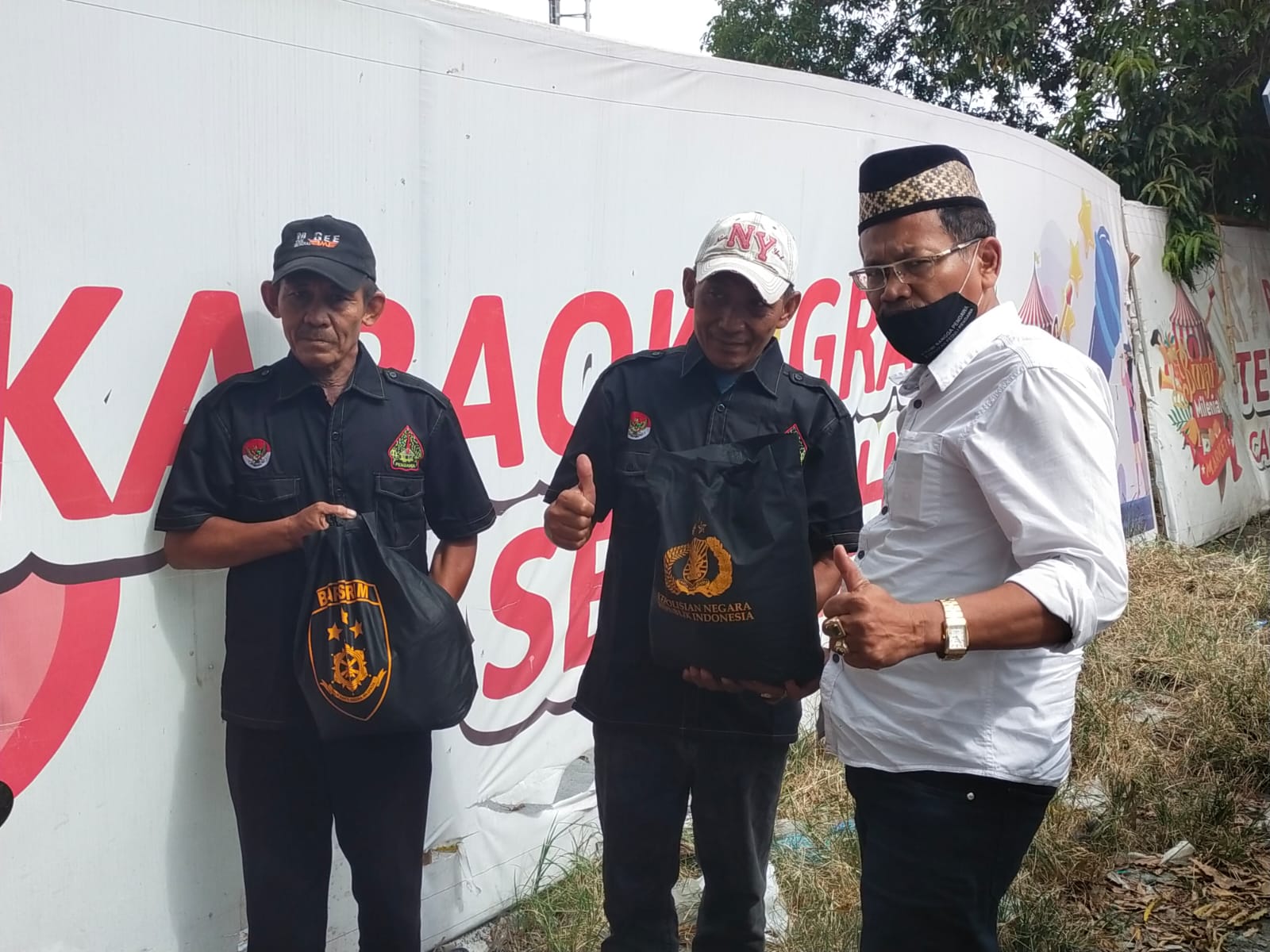 Ruslan,SH Serahkan SembakoÂ  Kabareskrim ke DPC Pendawa Kota BinjaiÂ Â 