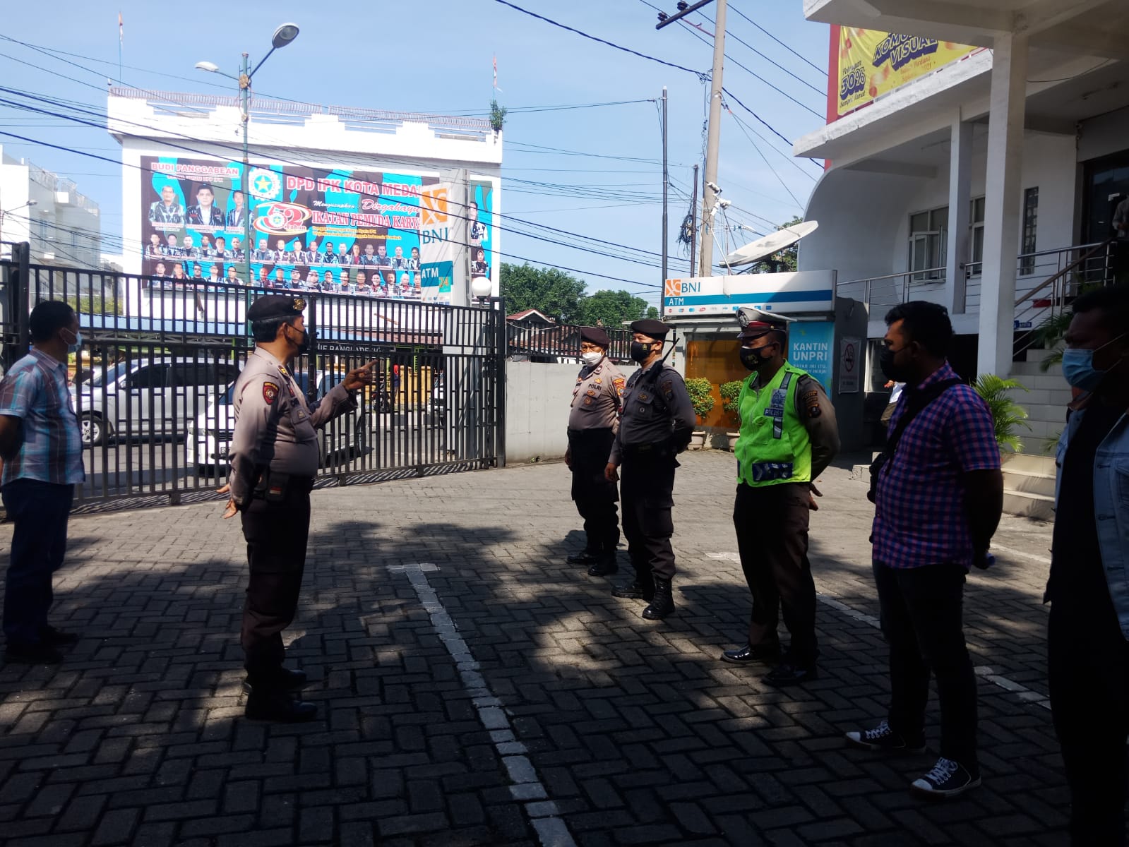 Personil Polsek Medan Baru Pengamanan Unras di Yayasan Perguruan Tinggi Prima Medan