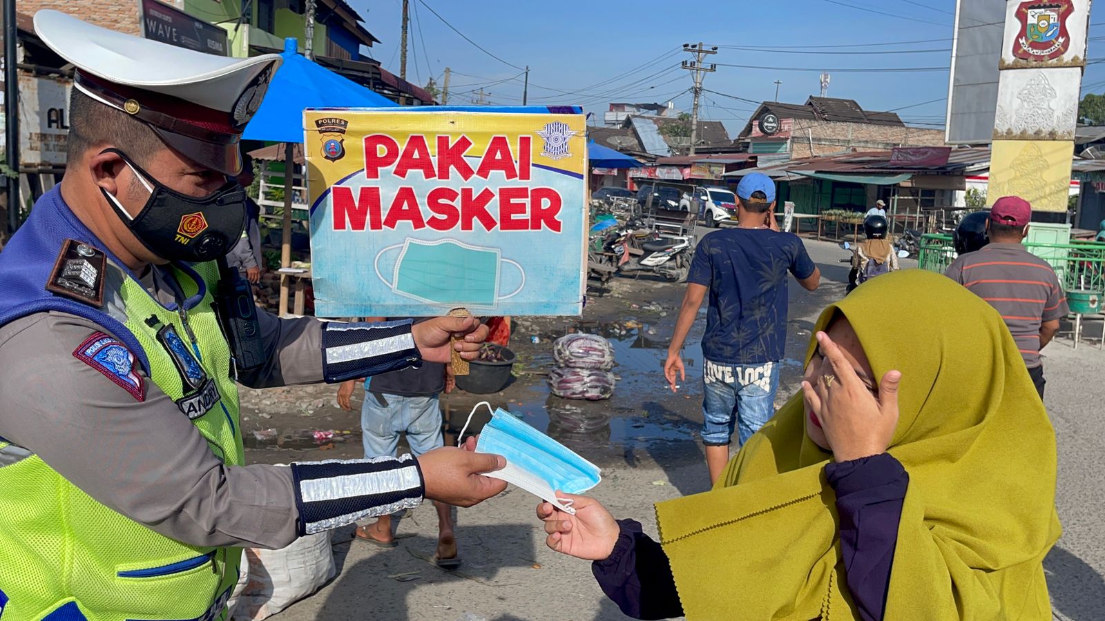 Di Jalan Gereja, Sat Lantas Polres Tanjung Balai Bagikan Masker Secara Gratis