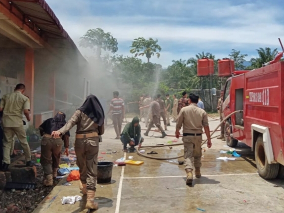 Diduga Akibat Arus Pendek Listrik, Asrama SMA Plus Taruna Bangsa Sibuhuan Terbakar