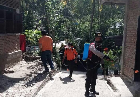 POLRES MADINA MELAKUKAN PENYEMPROTAN DISINFEKTAN DIBEBERAPA TITIK