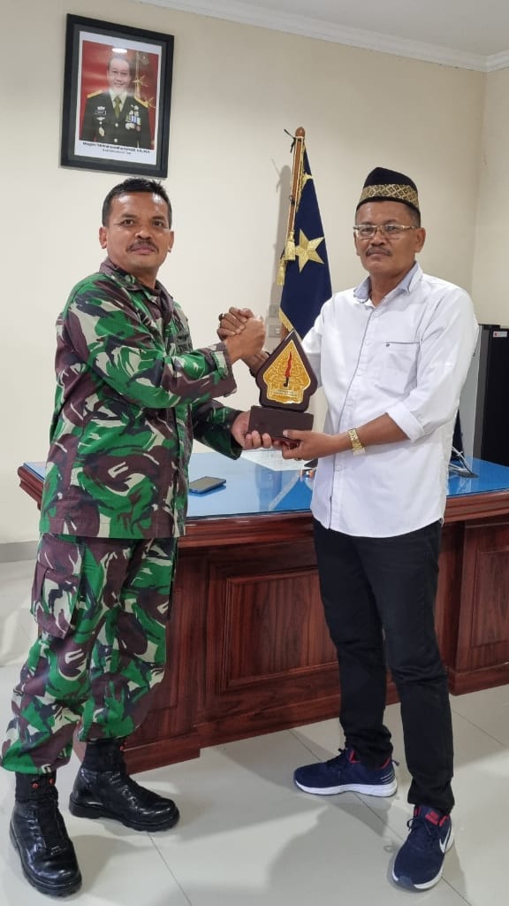 Ruslan Pendawa Serahkan Plakat Gunungan Pada Kaotmilti 1 Medan Babinkum TNI