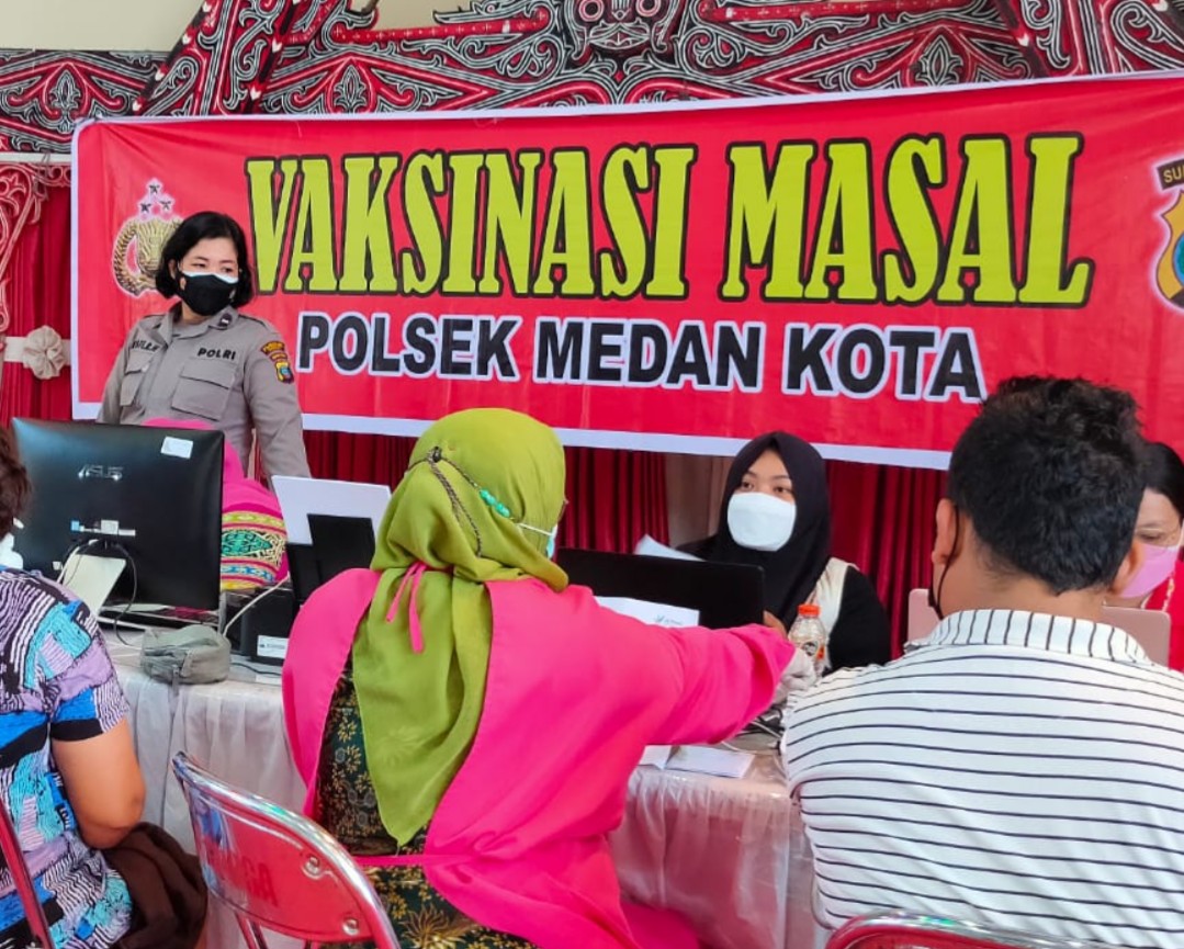 Polsek Medan Kota Melaksanakan Vaksin Massal Tahap II di Wisma Gorga Medan.