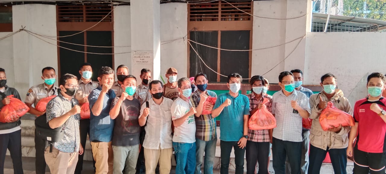 PKL dan Satpam mendapat paket sembako dari Forwakum Sumut