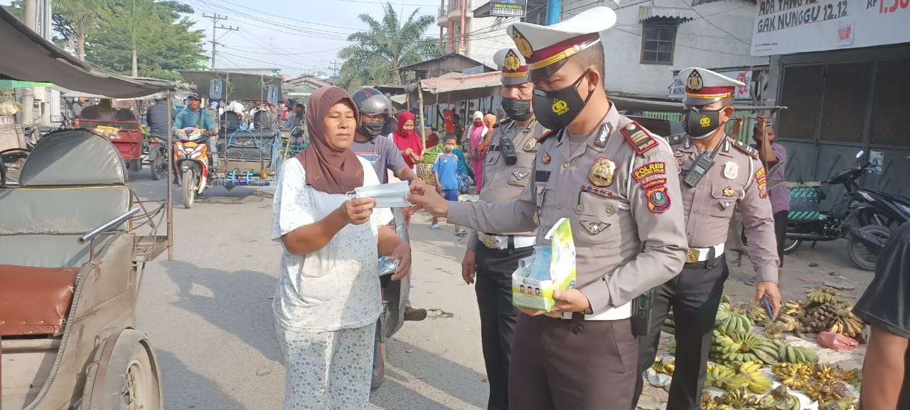 Bagikan Masker Gratis, Sat Lantas Polres Tanjung Balai Himbau Pengguna Jalan Patuhi Prokes
