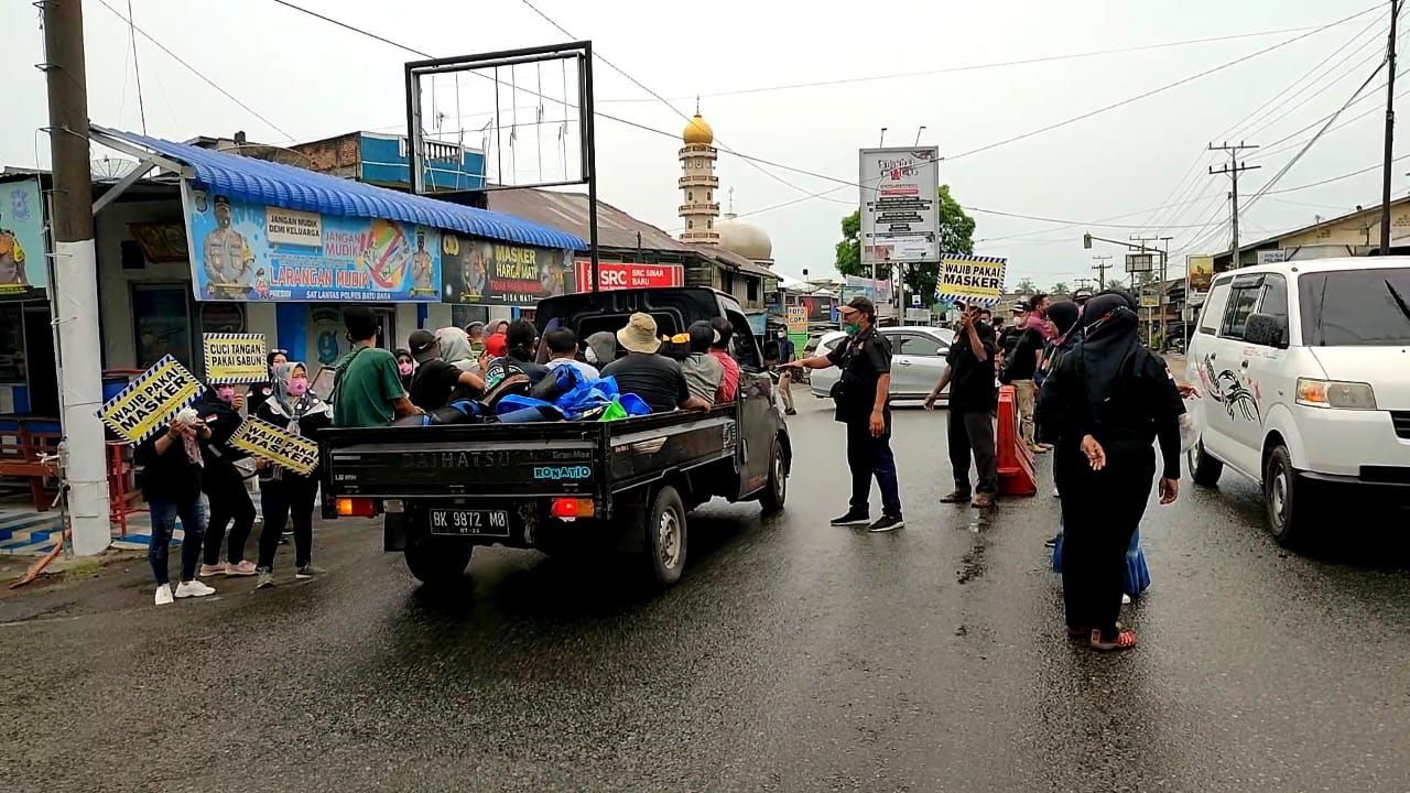 DPCÂ  Pendawa Kolaborasi Polres dan RE Bagi Masker di Jalinsum Batubara