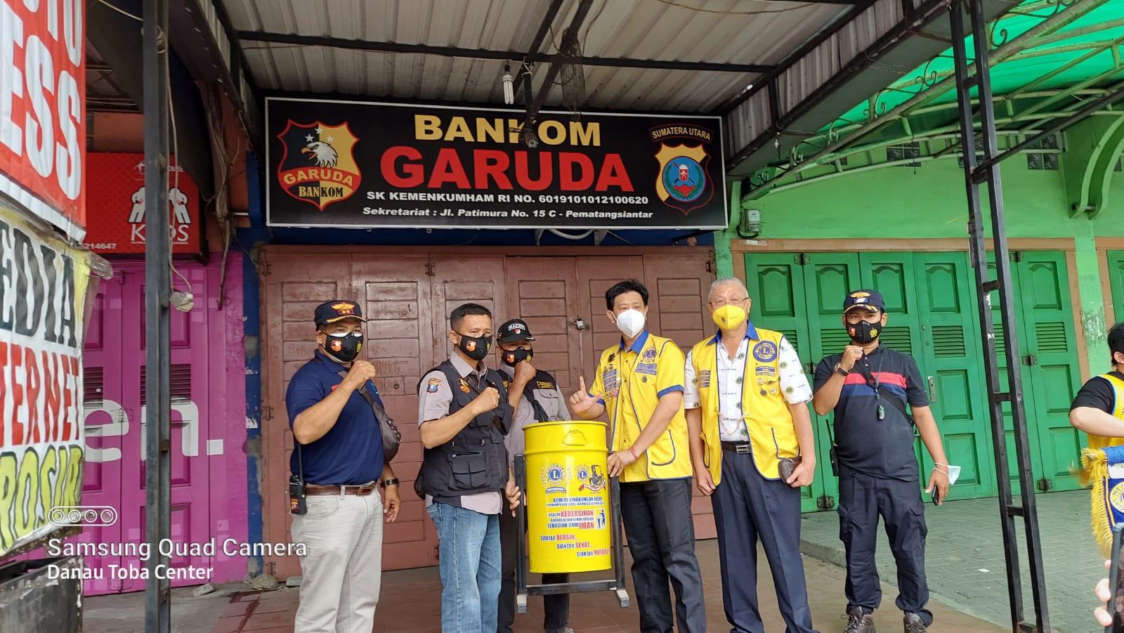 Bankom Garuda & Lions Club Pematangsiantar Bagikan Sembako Kepada Warga