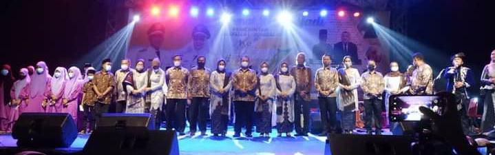 Momentum, Malam Penutup HUT Pemkab Labuhanbatu Ke-76 Bupati dan Wakilnya Berikan Tali Asih Kepada Anak Yatim