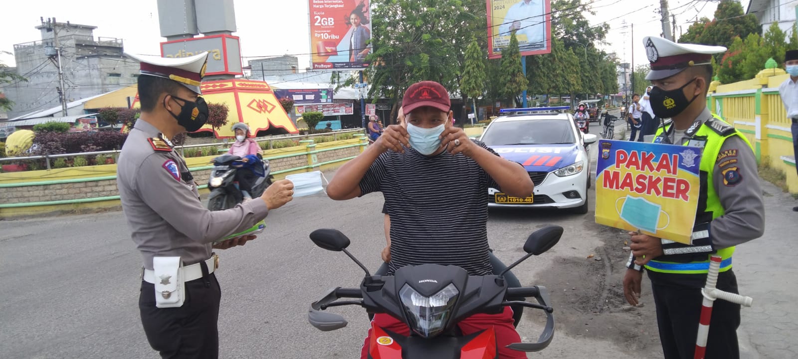 Sat Lantas Polres Tanjung Balai Bagikan Masker Gratis