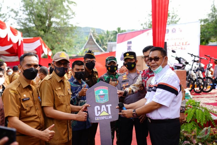 Tunaikan Janji Saat Kampanye, Bupati Solok H Epyardi Asda Launching Pengadaan Alat Berat