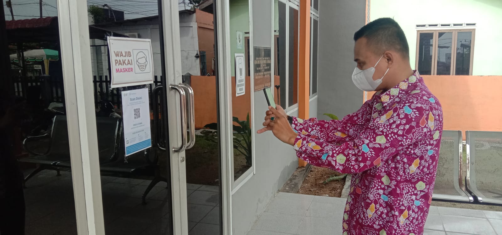 Terapkan Prokes, Masuk KPU Tanjung Balai Scan Barcode Pedulilindungi