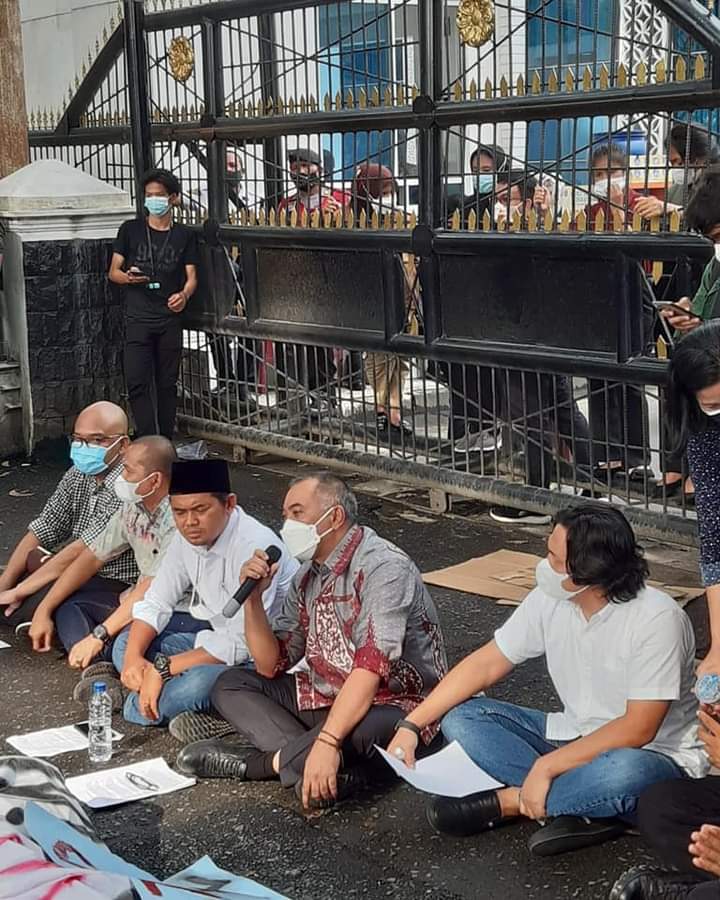 Anggota DPRDSU Harun Mustafa Terima Aspirasi Masyarakat Sambil Santai di Gedung DPRDSU