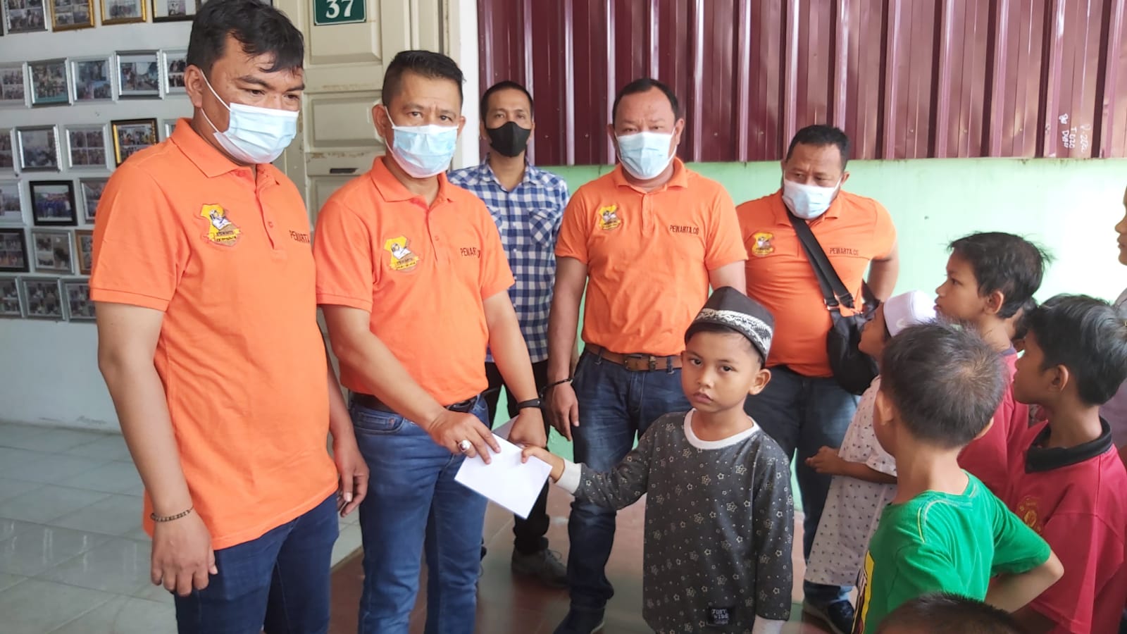 Jumat Barokah, Ketua Pewarta Santuni Puluhan Anak Yatim