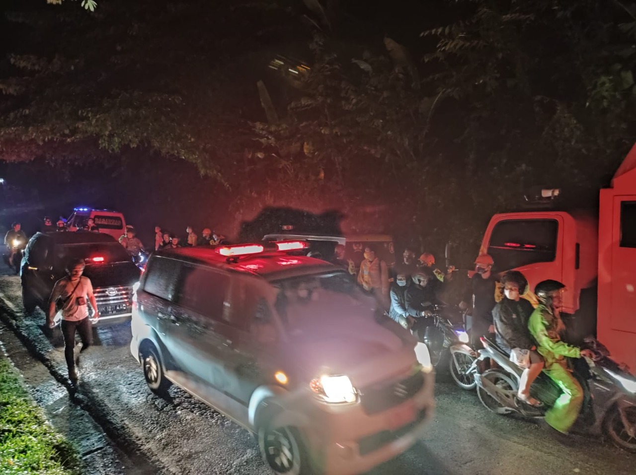 Brimob Polda Sumut)9 Proses Evakuasi di Lokasi Longsor PDAM Tirtanadi Sibolangit