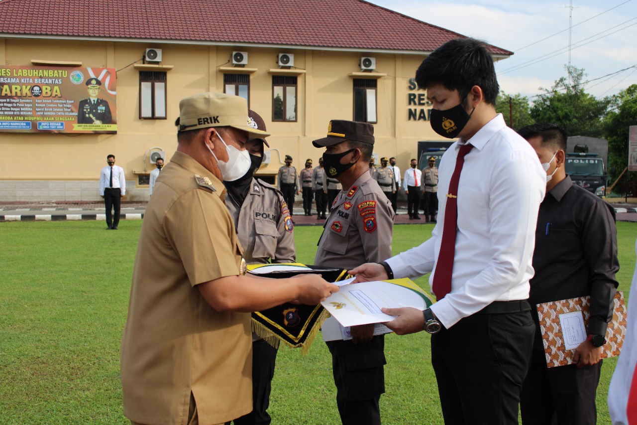 Bupati Berikan Penghargaan Kepada Kapolres Labuhan Batu