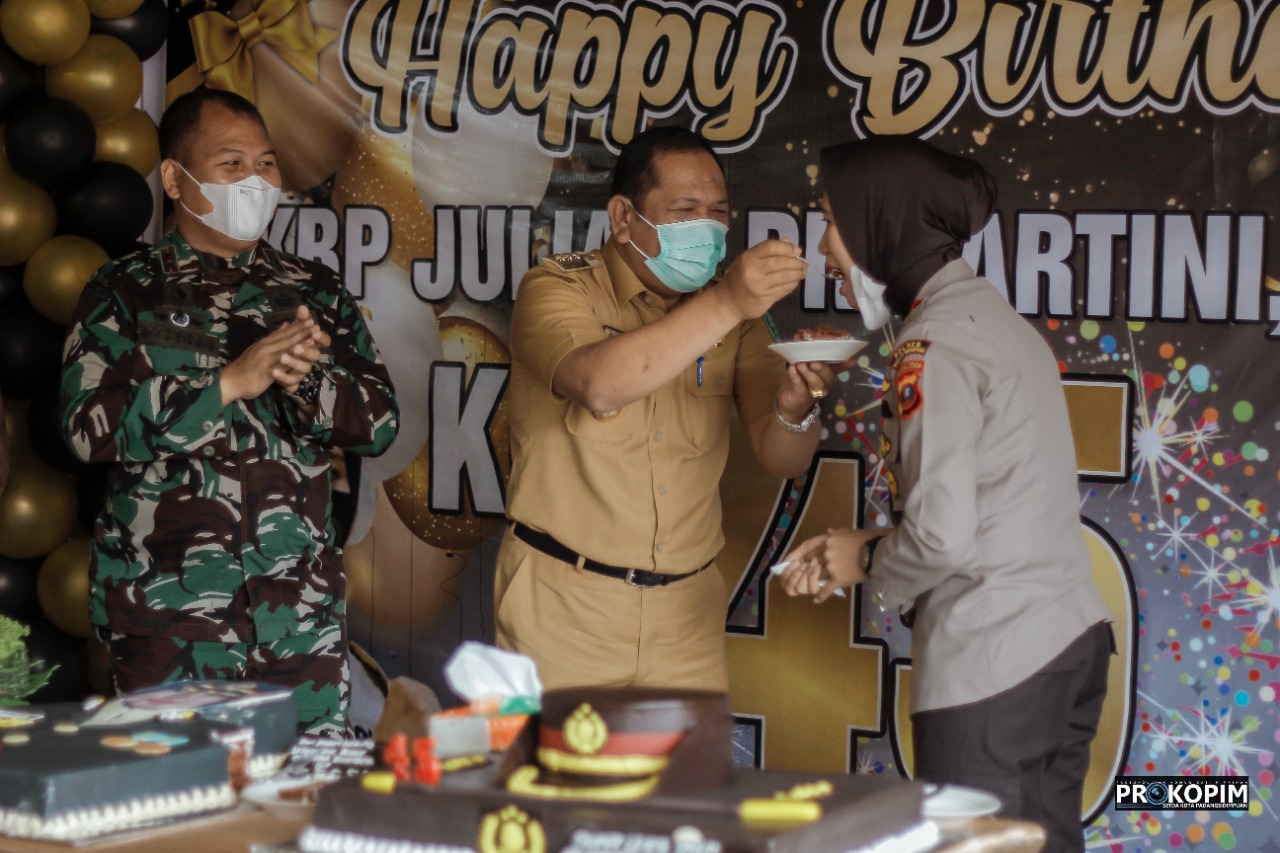 Walikota Irsan Efendi Nasution bersama Dandim 0212/TS Memberikan Kejutan Kepada Kapolres PSP AKBPJuliani Prihartini