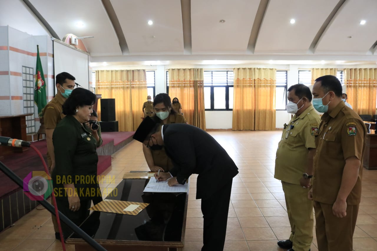 BUPATI LANTIK JUSUP SUKATENDEL, S.T,MPD SEBAGAI DEWAS PDAM TIRTA MALEM KABUPATEN KARO