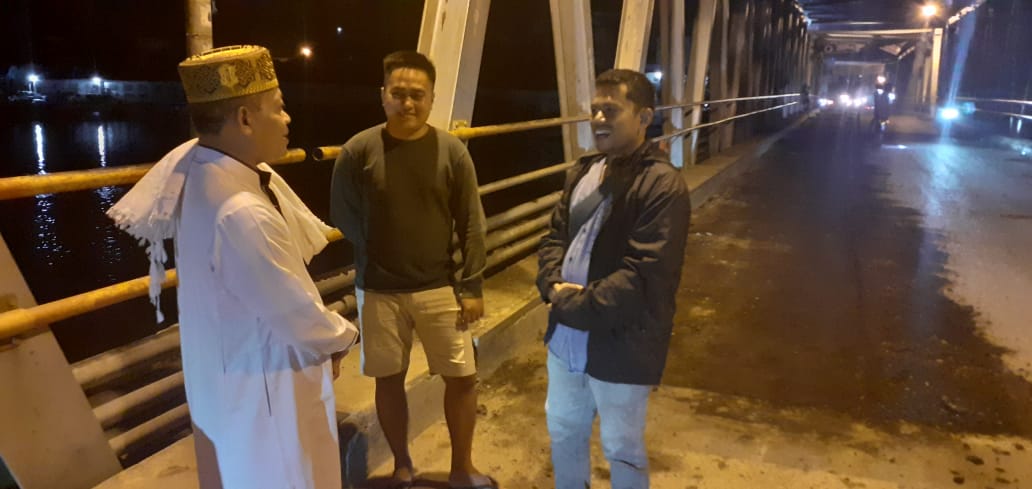 Malam Hari, Plt Wali Kota Waris Thalib Meninjau Pemiliharaan Pengaspalan Jembatan SilauÂ 