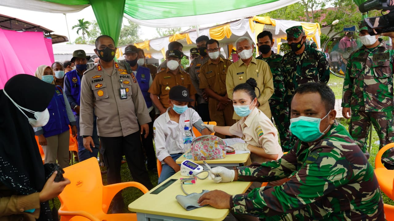 1030 Vaksin Akabri 90 Disuntikkan Polres Asahan Kepada Lansia dan Pelajar