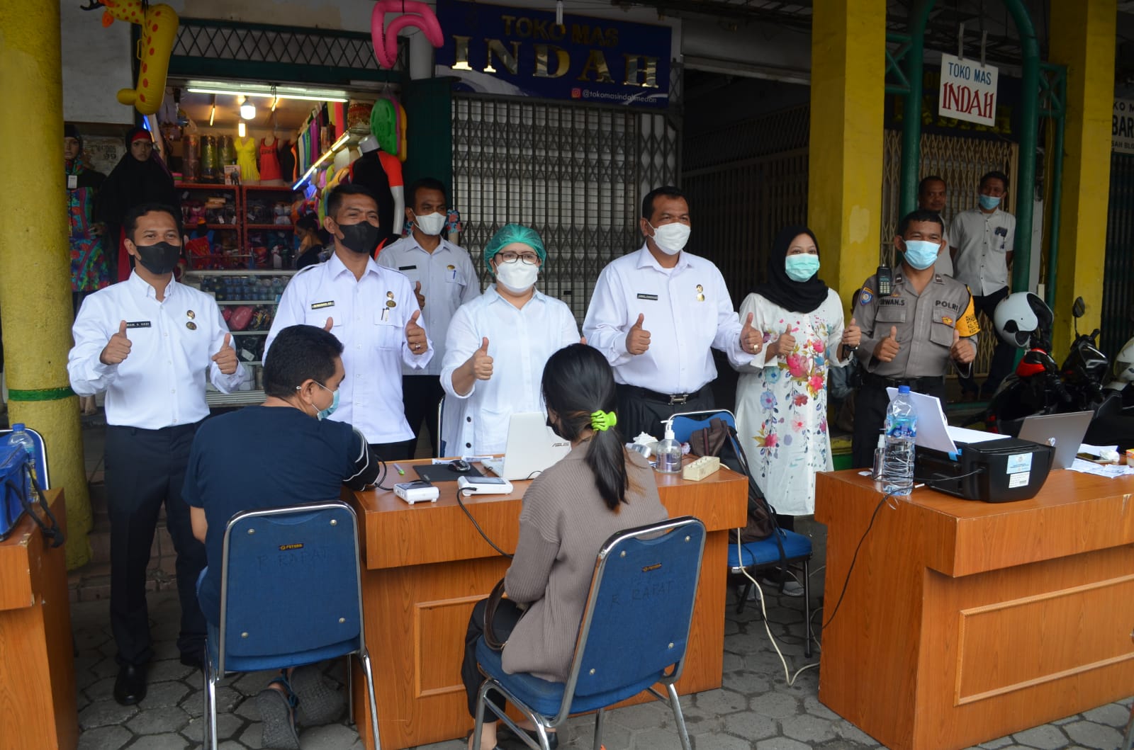 PUD Pasar Medan Kolaborasi Dengan Polsek Medan Baru Gelar Vaksinasi di Pasar Petisah