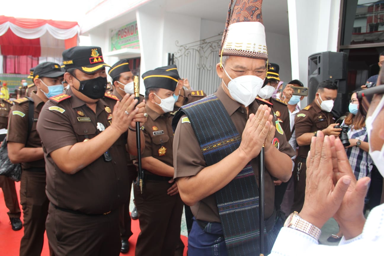 Kajati Sumut Disambut Tor-Tor Somba pada Acara Adhyaksa Peduli Vaksin Covid-19 di Simalungun