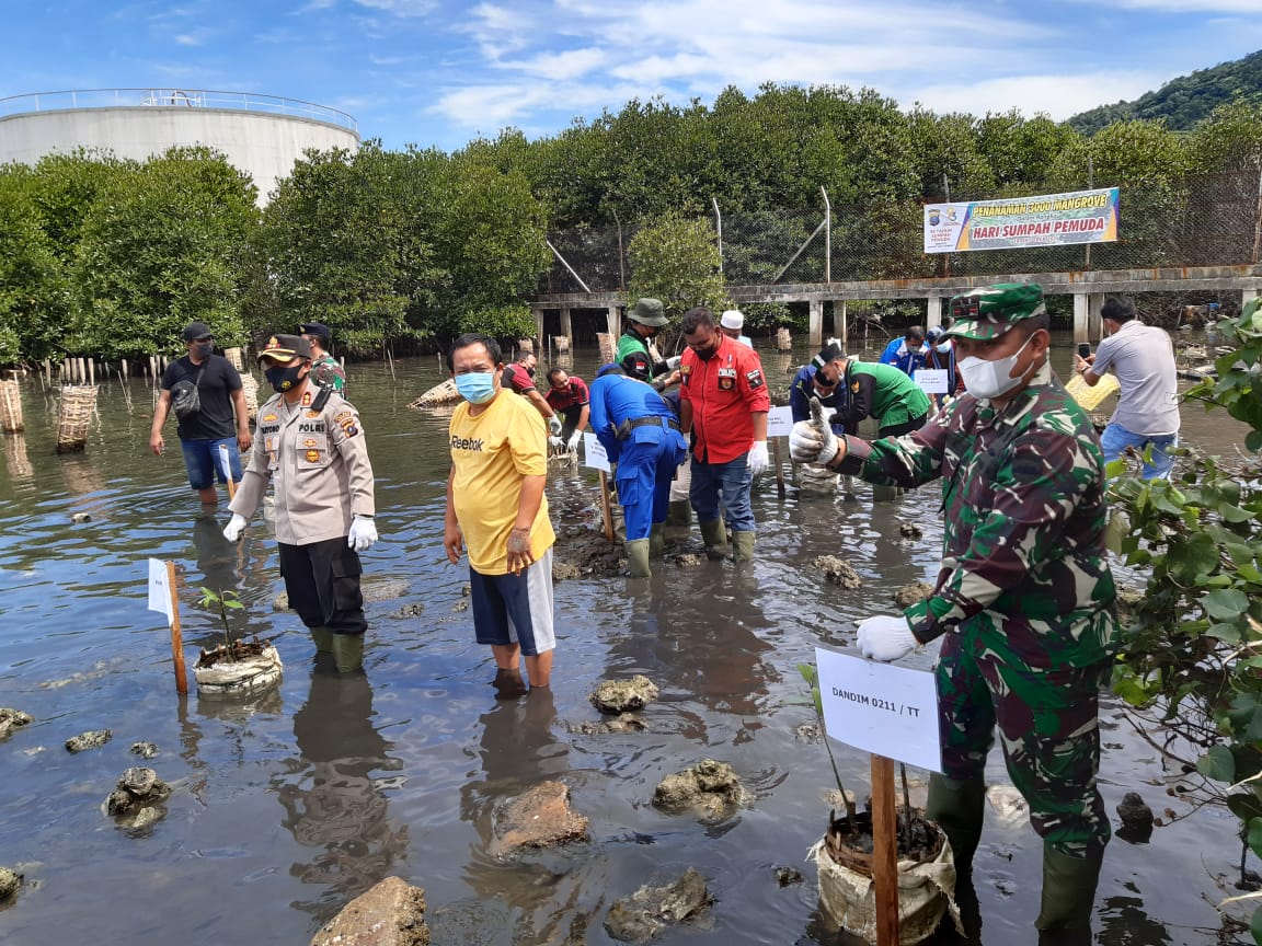 Tanam Mangrove, Kapolres Sibolga Ajak Pemuda Peduli Lingkungan