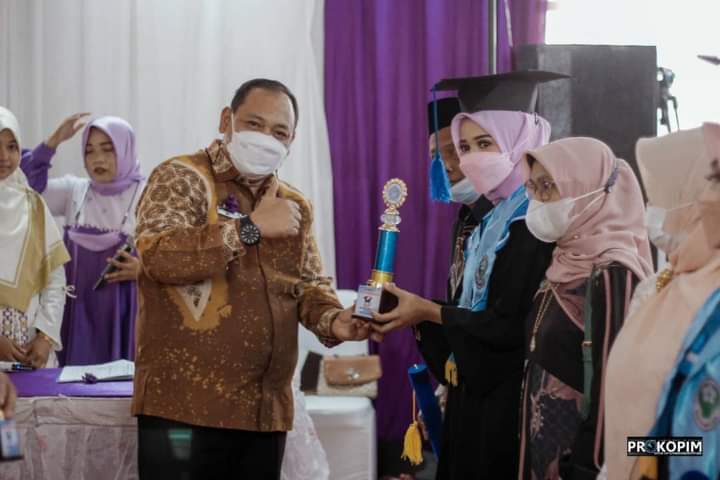 Walikota diwakili Asisten Admum Setdako hadiri Wisuda Ahli Madya Kebidanan Angkatan XVI Akbid Sentral
