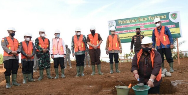 Bupati Tapsel Letakkan Batu Pertama Pembangunan Rumdis Kajari