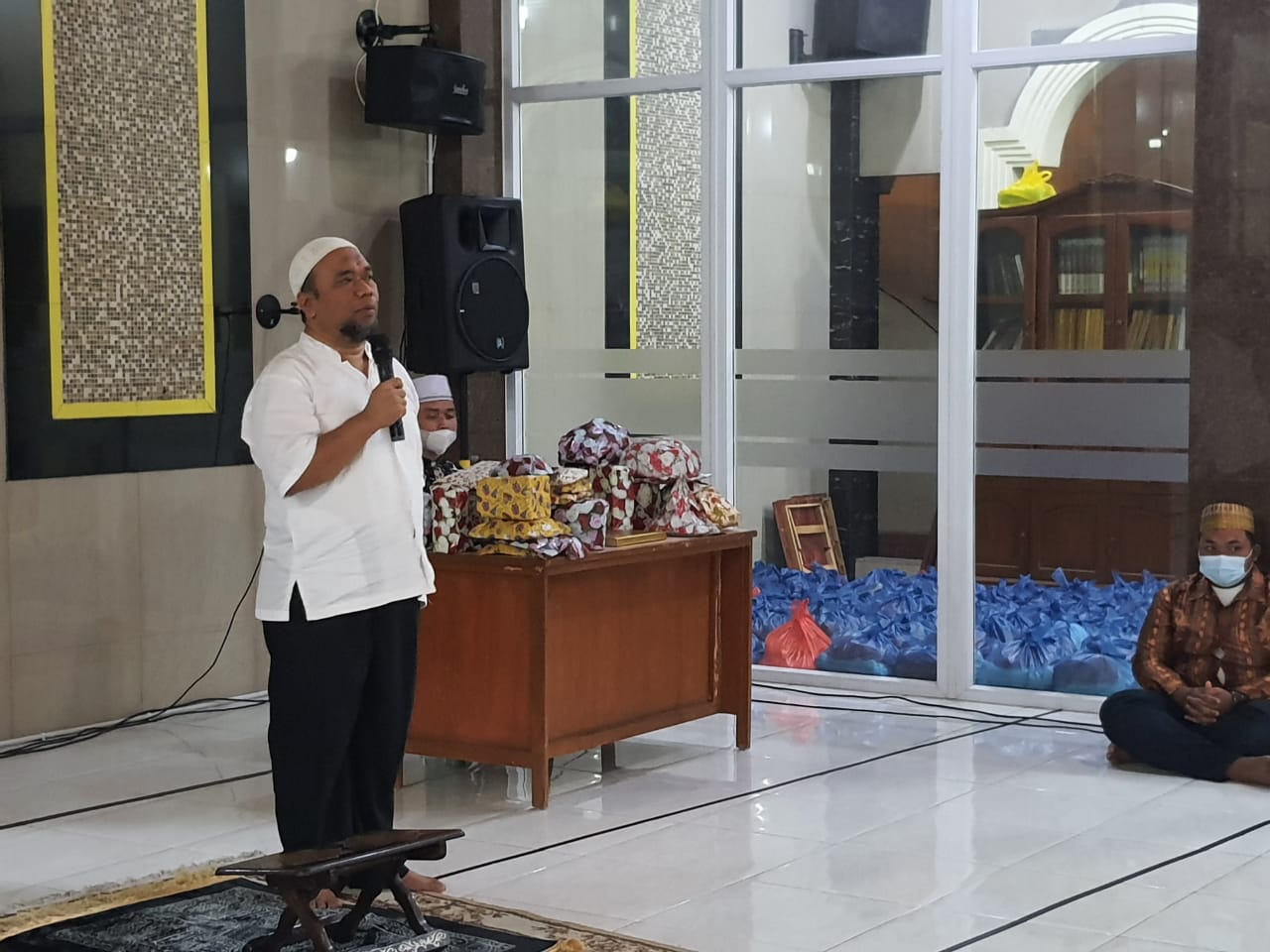 Maulid NabiÂ Muhammad 1443 H di Masjid Raya Mandala Bagi Sembako dan Santuni Anak Yatim