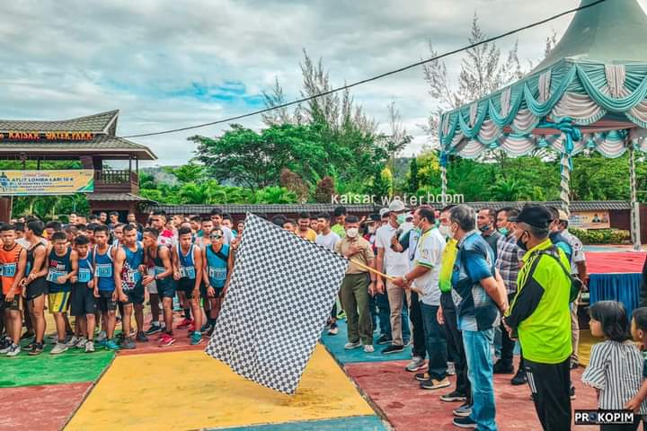 Walikot Irsan Efendi Nasution SH melepas peserta lomba lari Padangsidimpuan 10k dan 5k