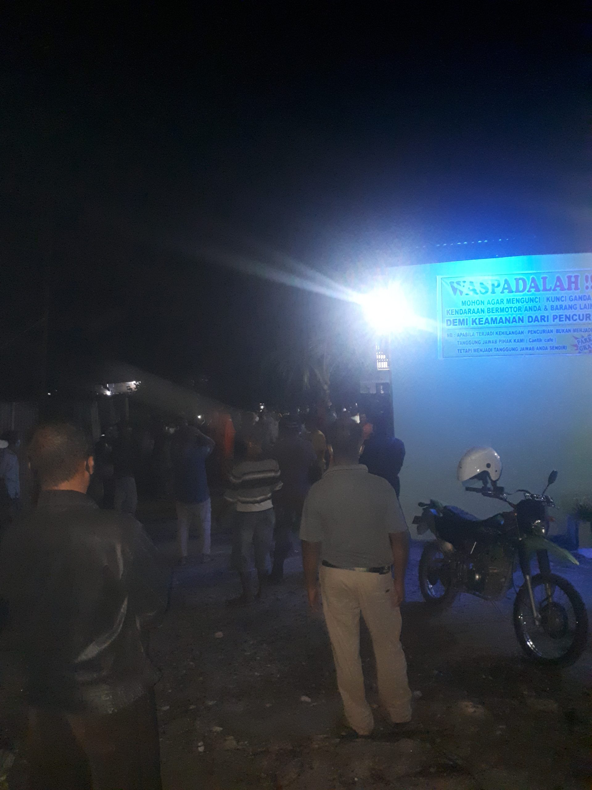 Masyarakat Kembali Demo Cafe Bantaran Sungai Ular, Sejumlah Fasilitas Cafe Hancur