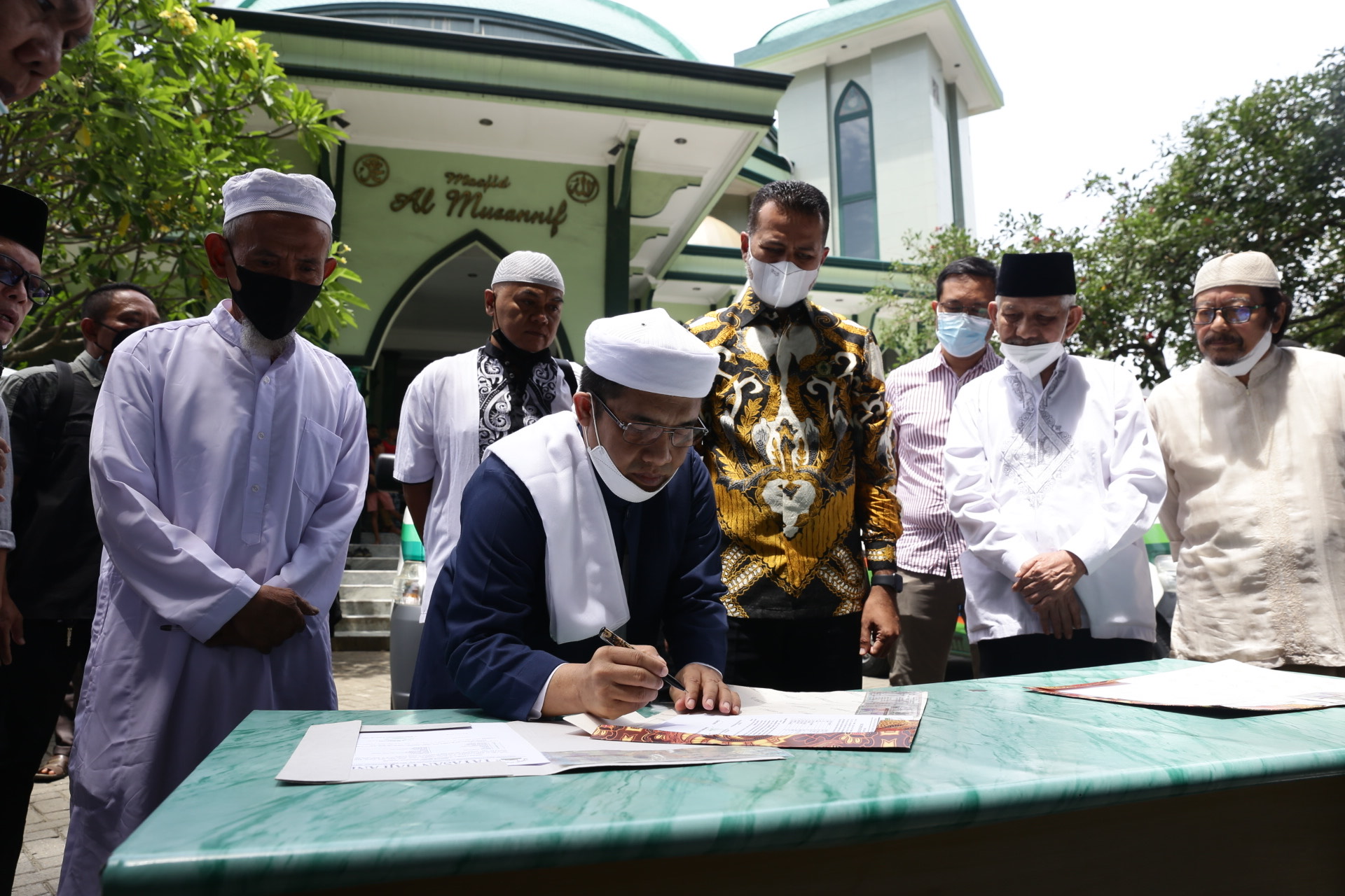 Musa Rajekshah Serahkan Dua Unit  Ambulans dan Satu Mobil Usaha Gratis