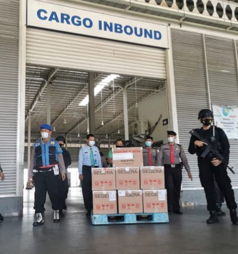 Brimob Polda Sumut Kawal Ketat 50.000 Dosis Vaksin yang Tiba di Bandara Kualanamu