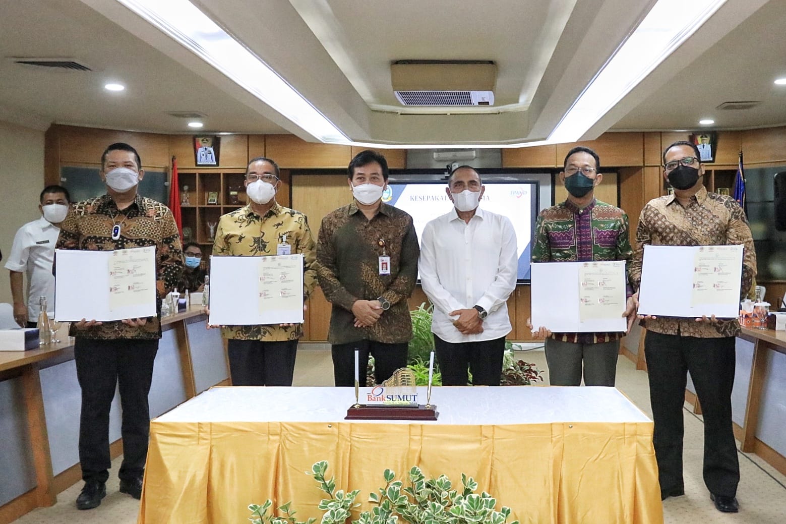 Gubsu : Banyak Petani terjerat Rentenir, Bank Sumut Diminta Berperan Lebih,    Bank Sumut Salurkan KUR dan Kredit Mikro Sumut Bermartabat kepada 1.500 Petani Cluster Padi