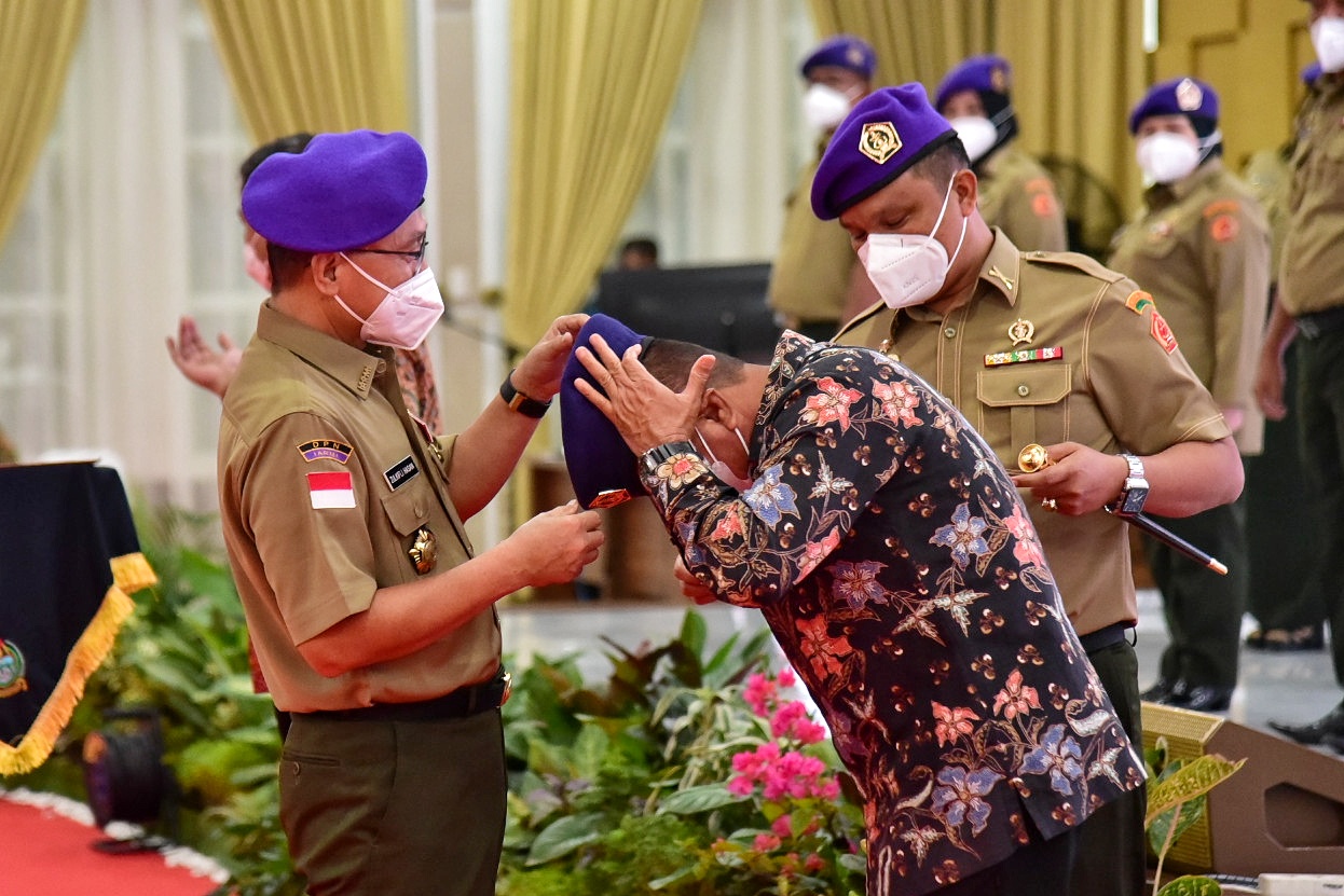 Zulkifli Hasan Sematkan Baret IARMI  kepada Gubernur Edy Rahmayadi