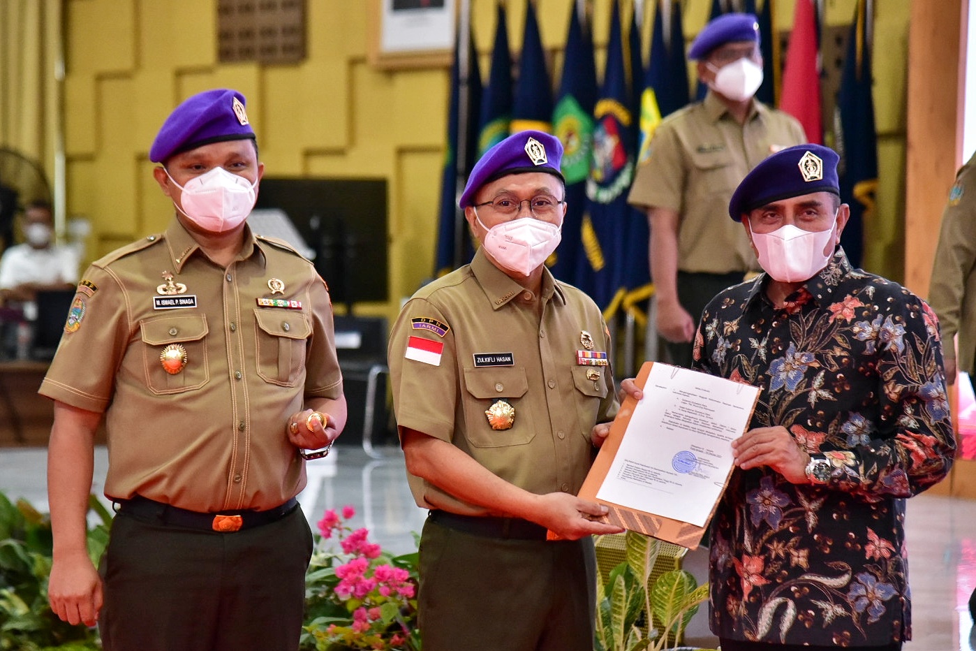 Zulkifli Hasan Sematkan Baret IARMI  kepada Gubernur Edy Rahmayadi