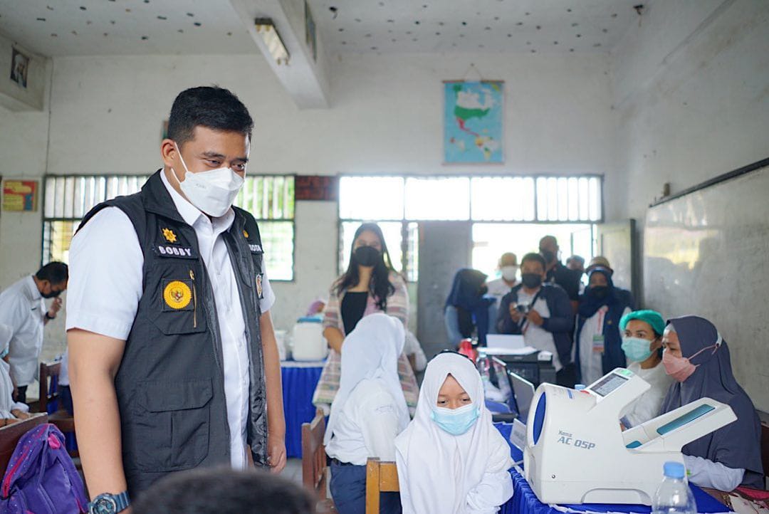 Tinjau Vaksinasi Bersama Kahiyang Ayu, Bobby Nasution pastikan Percepatan Vaksinasi bagi Pelajar mencapai Target