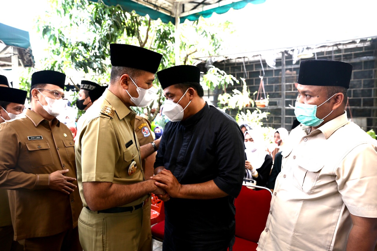 Wagub Musa Rajekshah Melayat Almarhumah Istri Wakil Walikota Medan