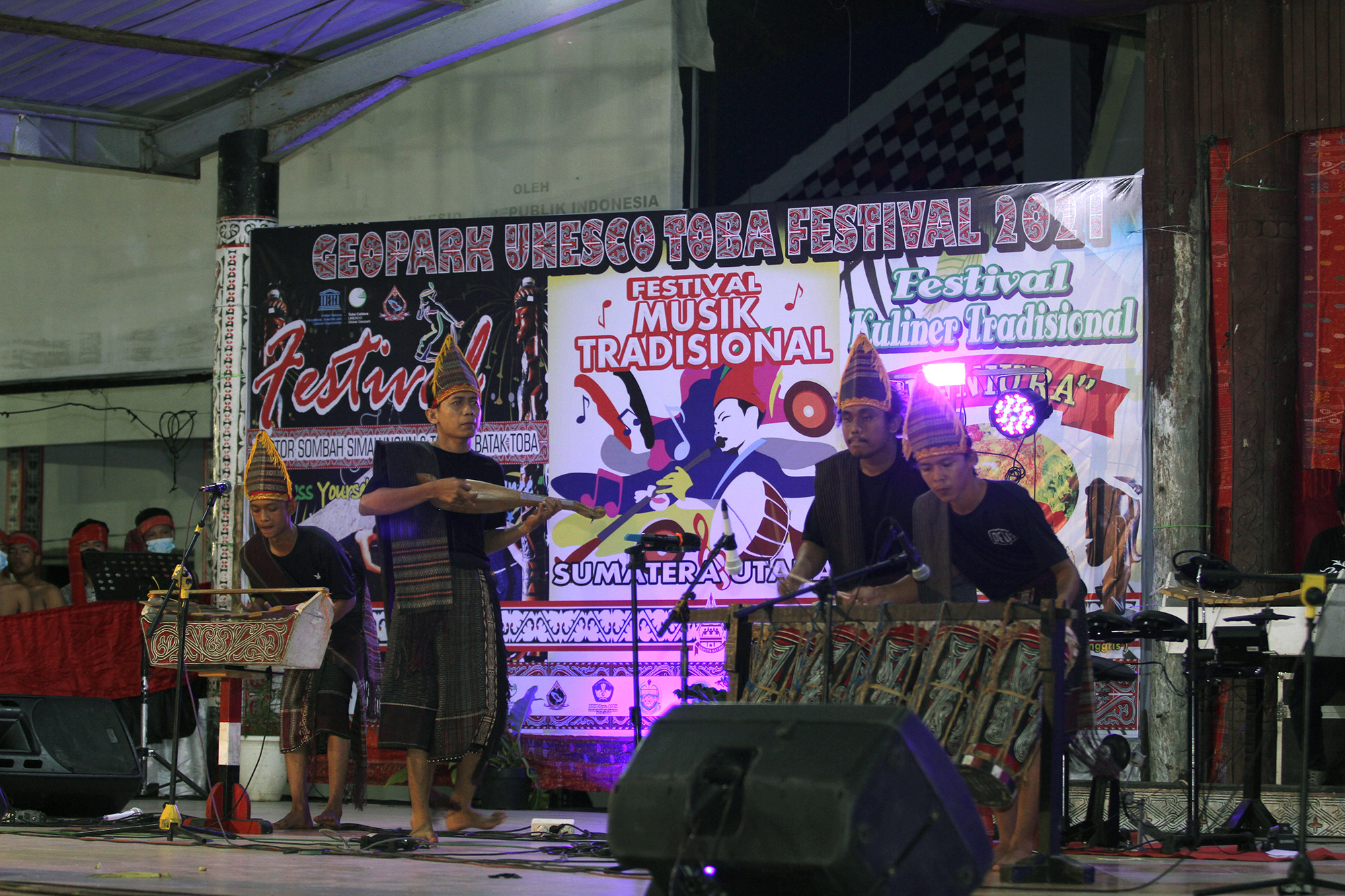 Festival Kaldera Toba di Parapat Pikat Pengunjung, Seribuan Wajah Bermasker Ramaikan Open Stage