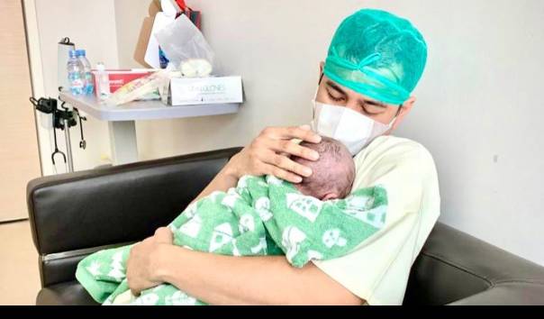 Nagita Slavina melahirkan, Raffi Ahmad Gendong anak kedua