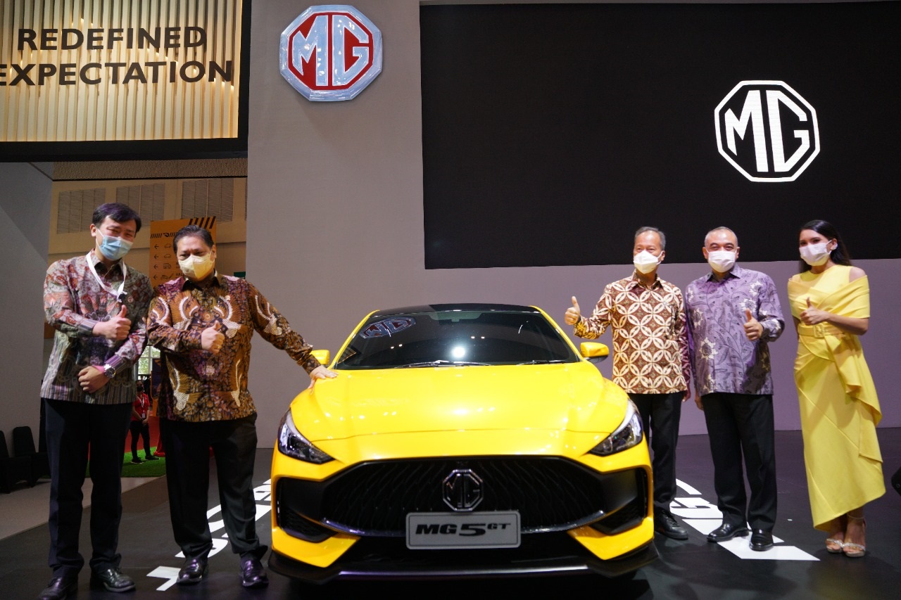 Sebagai Penggemar Setia, Airlangga Hartarto Terkesima Melihat Inovasi MG di GIIAS 2021