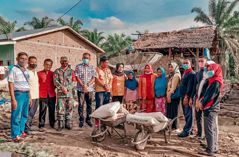 Wakil Ketua DPRD Labuhanbatu dan Camat Bilah Hilir Serahkan Bantuan Untuk Rumah Persulukan dan Rumah Roboh