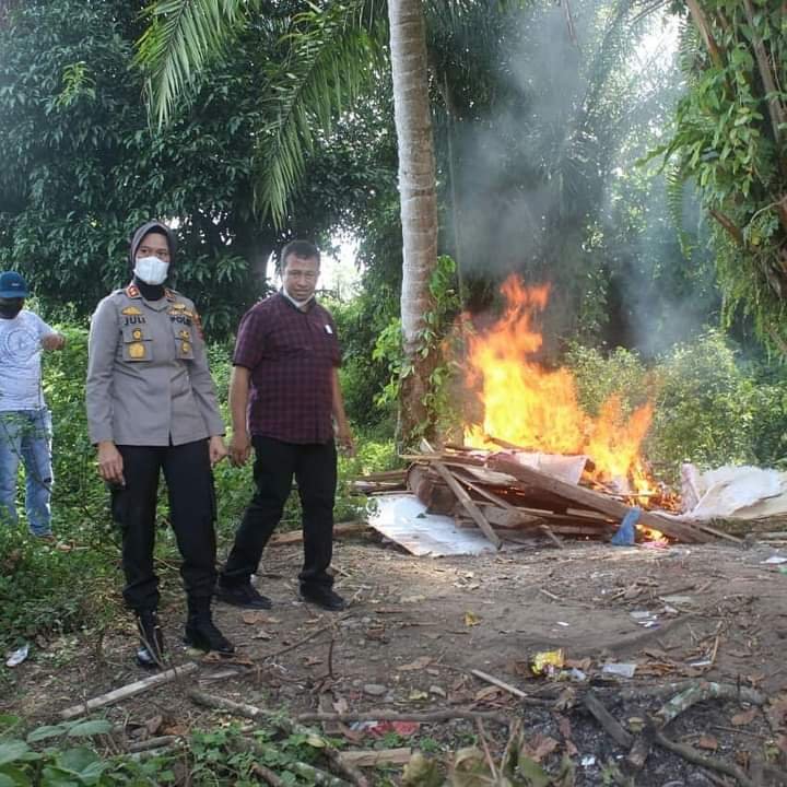 Lapak Narkoba di kelurahan Ujung Padang Dihancurkan, Kapolres Ajak partisipasi masyrakat membrantas Narkoba