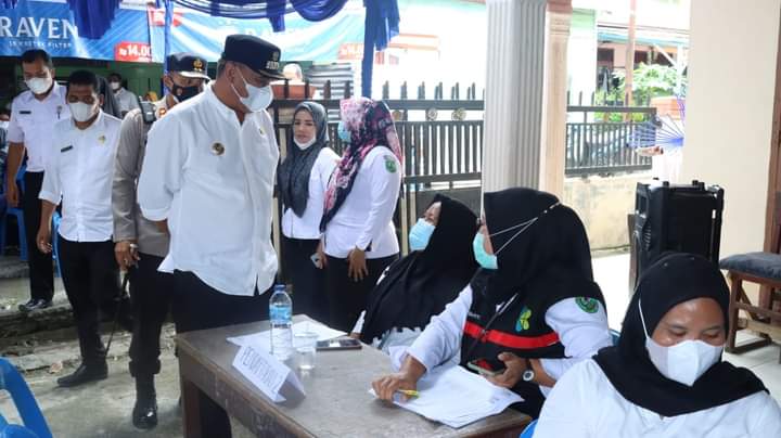 Bupati Mandailing Natal Kunjungi Acara Serbuan Vaksinasi Massal TNI-Polri