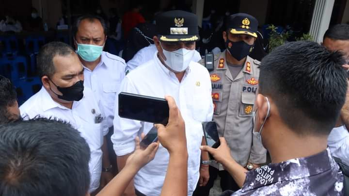 Bupati Mandailing Natal Kunjungi Acara Serbuan Vaksinasi Massal TNI-Polri