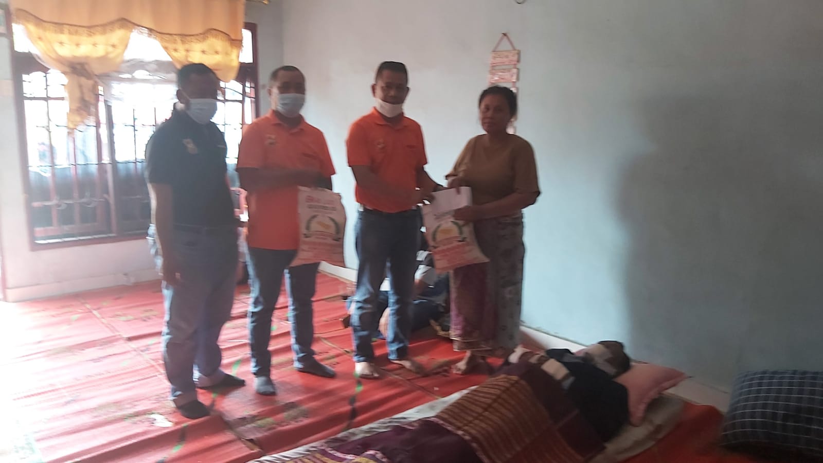 Teman Seangkatan UKW Meninggal Dunia, Ketua Pewarta Melayat dan Berikan Santunan